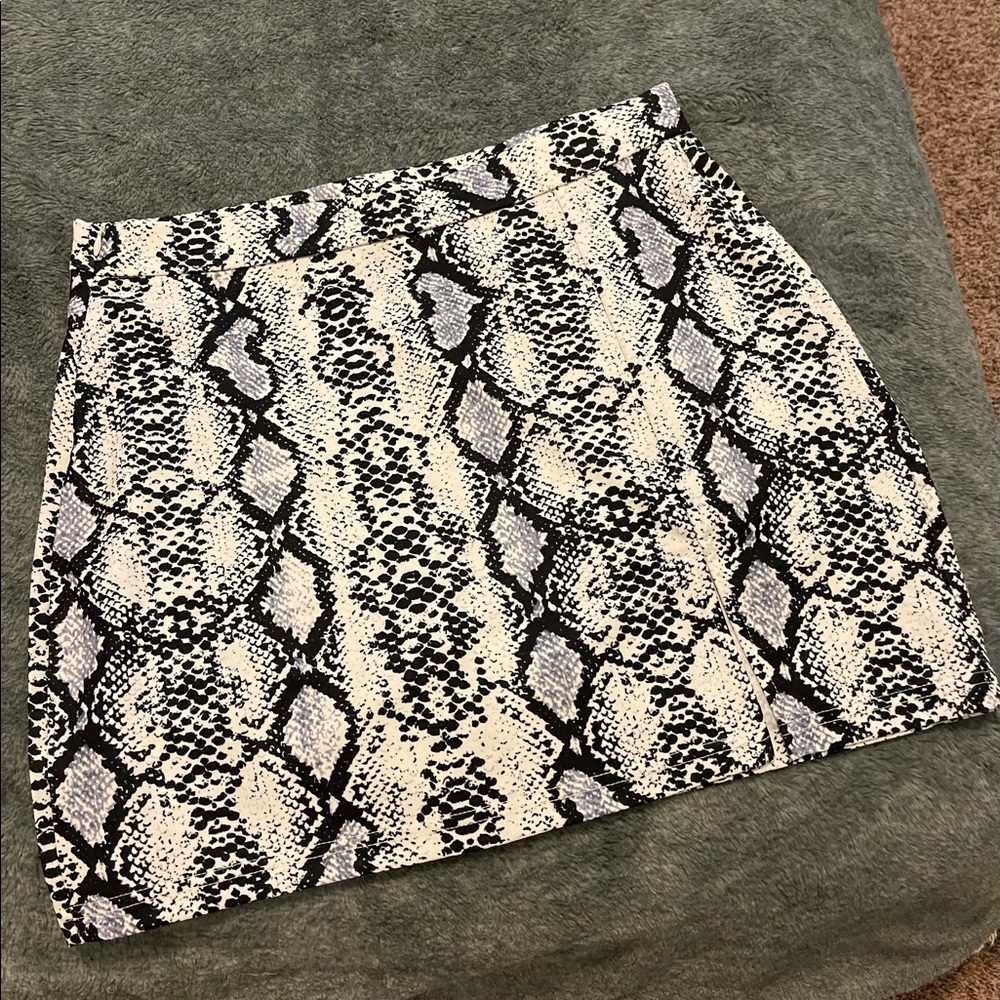 Snakeskin skirt Large NWOT